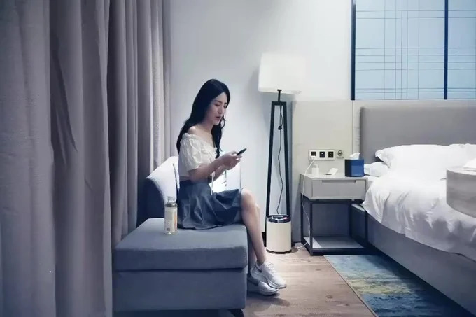 高质量外围妹子TP啪啪，舌吻调情洗完澡开干口交舔逼，后入大力猛操呻吟娇喘诱人}