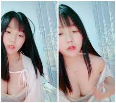 居家妹子，白皙大奶白色衬衣露脸跳蛋自慰一线天逼逼}