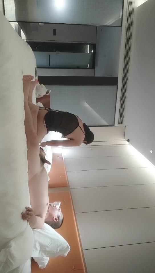 约了个肉肉丰满美乳妹子TP啪啪，互摸口交上位骑乘摸奶后入猛操，呻吟娇喘非常诱人}