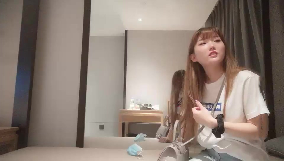 约了个长相甜美挺嫩萌妹TP啪啪，口交舔弄上位骑坐侧入猛操，呻吟娇喘非常诱人}