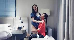 约了个蓝裙妹子，调情一番穿情趣护士装骑乘后入，妹子说太猛搞一半不让搞}