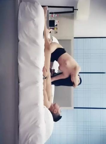 性感妹子坐身上扭动屁股，让妹子振动棒自慰调情，大力猛操呻吟娇喘非常诱人}