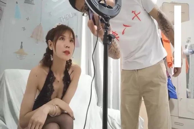 千人斩嫖老师带新人妹子下海啪啪秀，情趣装黑丝手指扣逼口交后入抽插猛操，呻吟娇喘非常诱人}
