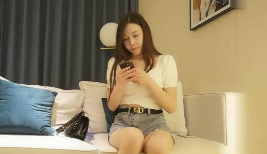 约了个牛仔短裤白衣少妇，沙发调情口交舔奶侧入猛操上位骑乘，呻吟娇喘非常诱人}