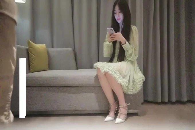 绿裙长相甜美胸前纹身妹子，舌吻调情口交上位骑坐抽插，后入快速猛操呻吟娇喘}