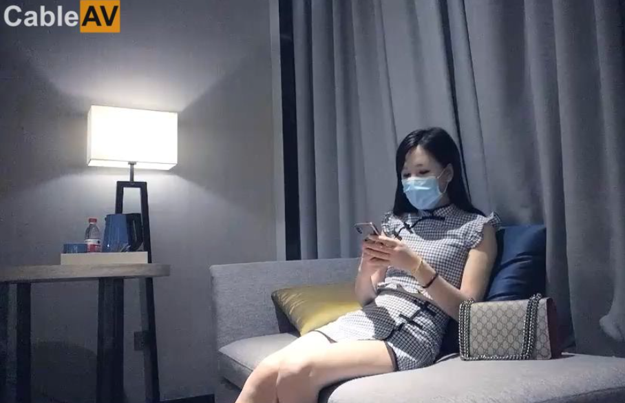 格子短裙少妇TP啪啪，穿上情趣装黑丝口交后入大力猛操，呻吟娇喘非常诱人}