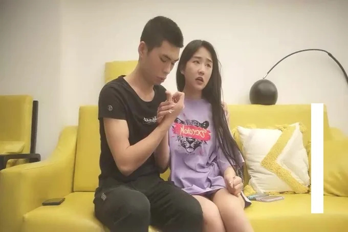 今晚约了个紫衣萌妹子，近距离视角口交上位骑乘后入猛操，撞击晃动奶子搞了两炮}
