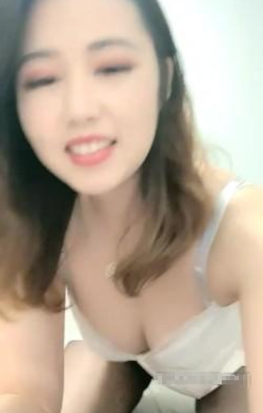 爱鸡的白白肉肉大屁股卷发妹子啪啪，翘起屁股拨开内裤摸逼口交后入猛操，搞完再用道具自慰}