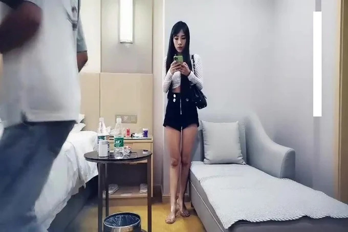 短裤长腿妹子，脱光光调情一番穿上黑丝乳推舔菊，大力猛操呻吟娇喘诱人}