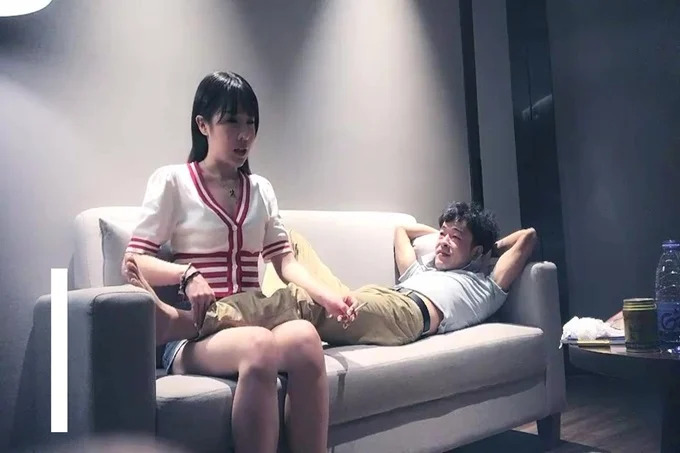甜美牛仔短裤妹子，穿上白色网袜沙发上骑坐抽插，床上侧入大力猛操呻吟}