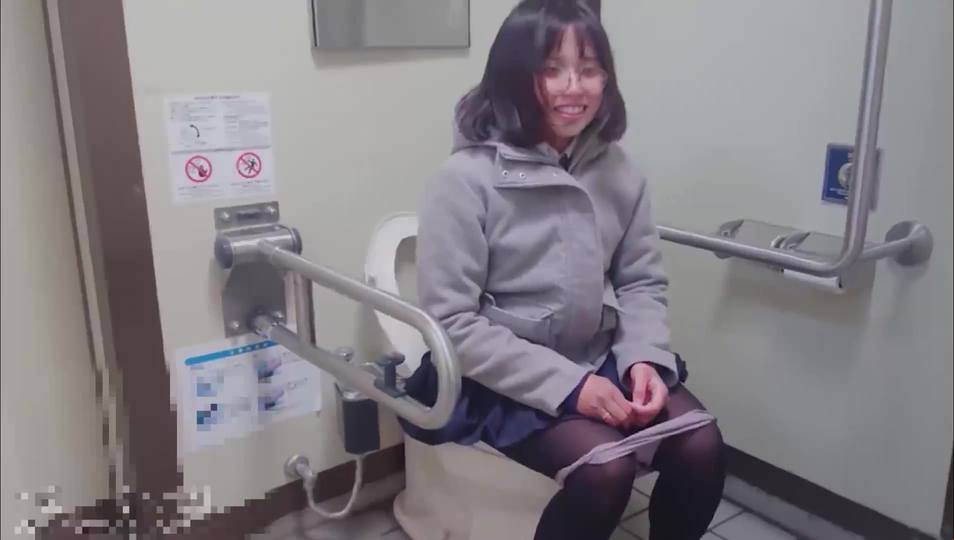 高校制服学妹和学长课间性福时光 卫生间无套爆操制服学妹 双视角自拍}