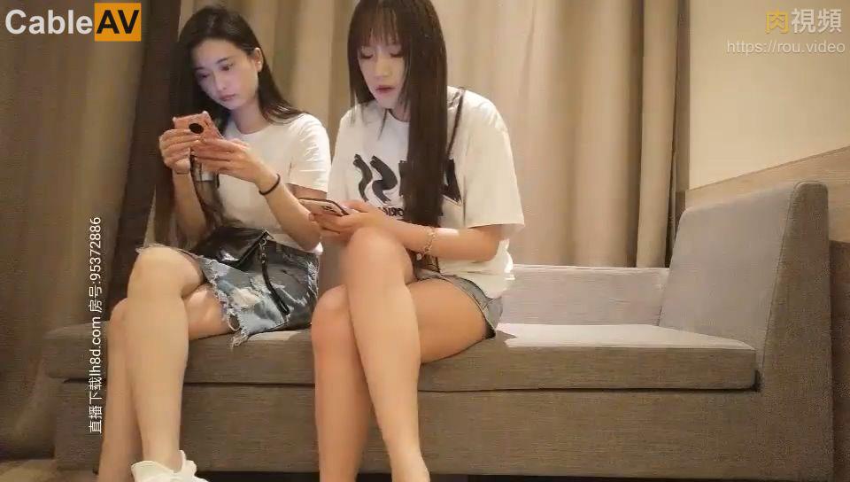约了两个妹子留下牛仔裙妹子，沙发调情一番穿上透视装，口交摸逼上位骑乘抽插}