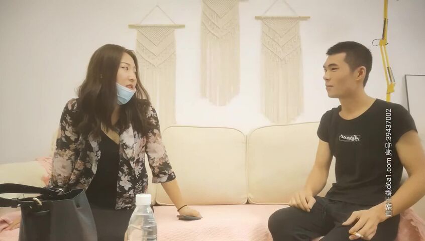 约了个少妇TP啪啪，沙发上操近距离特写摸逼口交，上位骑坐快速抽插}