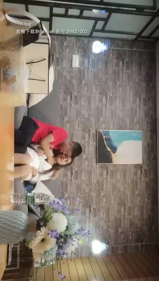 大奶甜美妹子，张开双腿摸逼口交床边猛操呻吟娇喘}