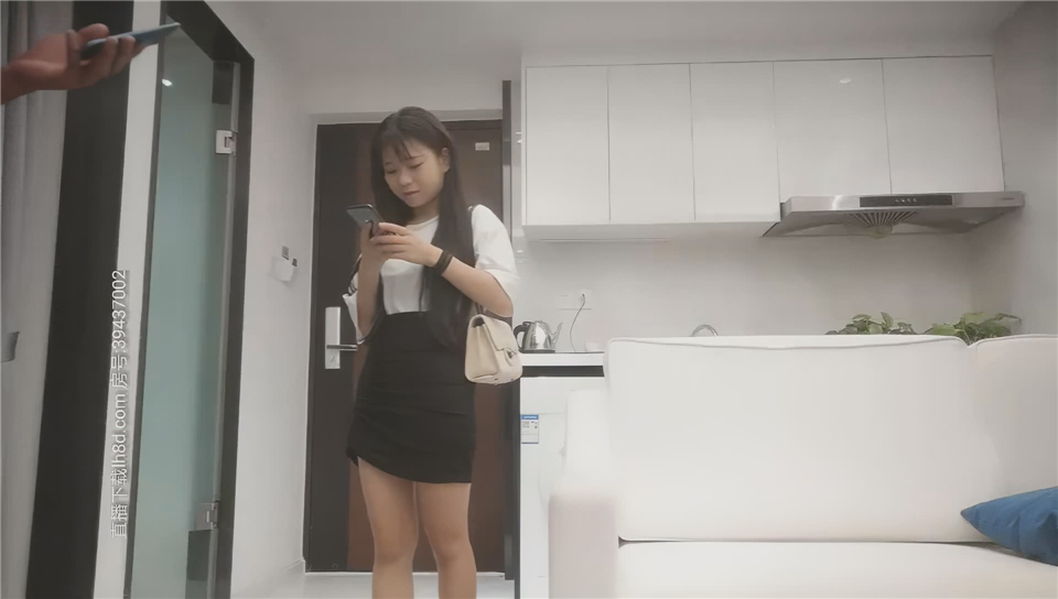 黑色包臀裙萌妹，摸逼口交特写粉穴沙发骑乘猛操，低低呻吟抱起来操搞了两炮}