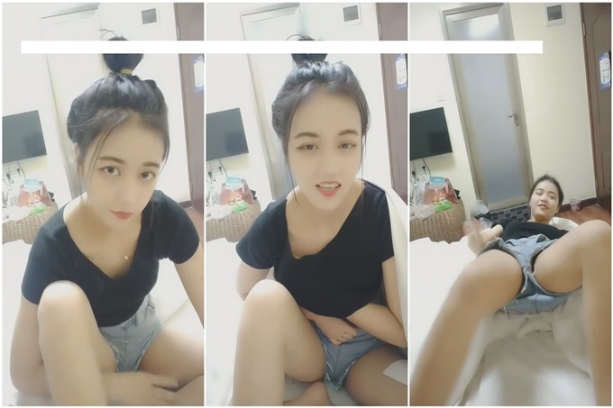 长相清纯萌妹和男友啪啪，按摩器先自慰口交上位骑乘猛操}