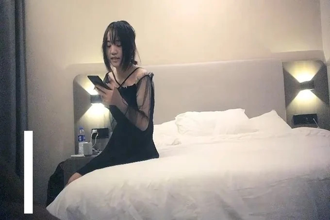 黑裙妹子TP啪啪，口交抬腿侧入大力猛操}