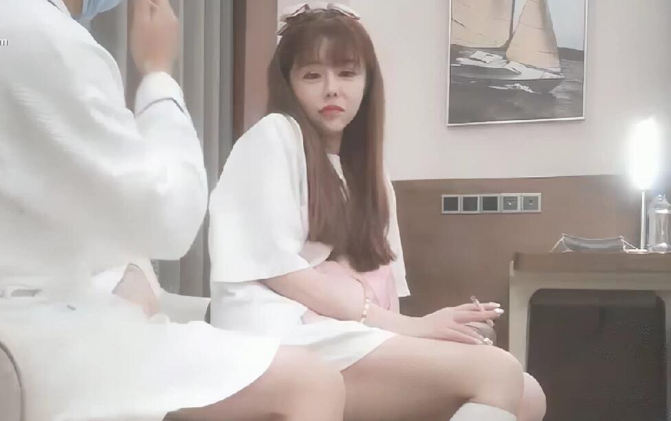 高颜值可爱小萝莉，甜美乖巧邻家小妹妹，粉粉嫩嫩得被狂插得紧紧抓住床单}