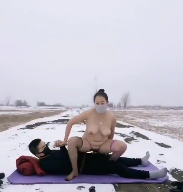 哪怕是再冷的天，也阻挡不了东北骚货火热的心，冰天雪地里也要啪啪啪}