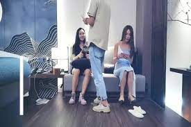 两个妹子一起玩双飞，黑丝情趣装上位骑乘套弄轮着操}