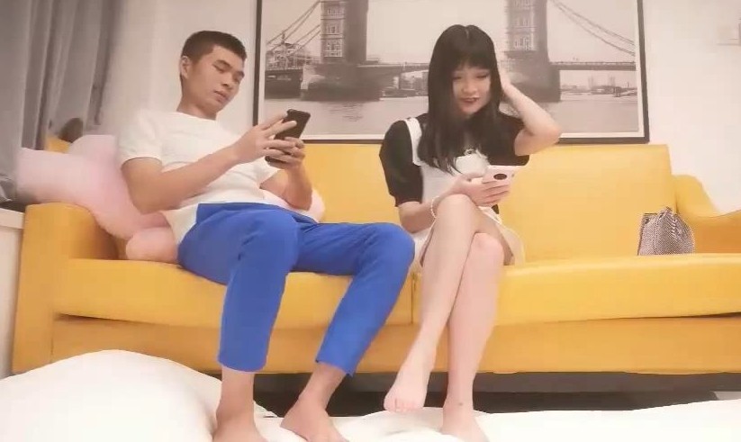 背带裤妹子洗完澡舌吻调情，特写口交摸逼骑坐无套猛操}