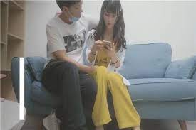 近景AV视角，沙发上身材极好的小姐姐被各种角度玩弄抽插，小翘臀观感极佳，颇有千人斩的风范}