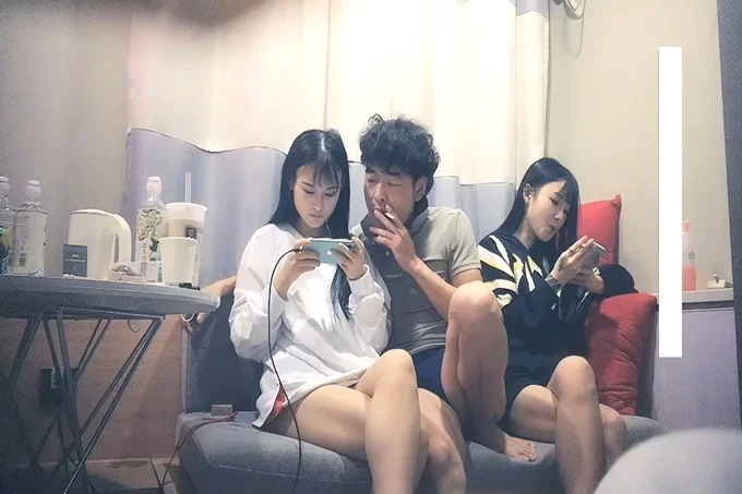 高颜值花臂嫩妹双飞啪啪特写轮侧入猛操}