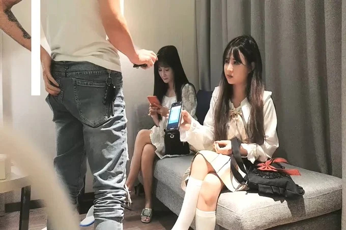 两个妹子4P啪啪JK装萌妹后入抽插猛操}