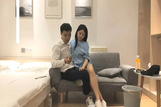 高颜值蓝衣萌妹子口交骑乘猛操}