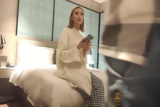 金色短发大耳环妹子，大长腿穿上开档黑丝特写口交掰穴后入猛操}