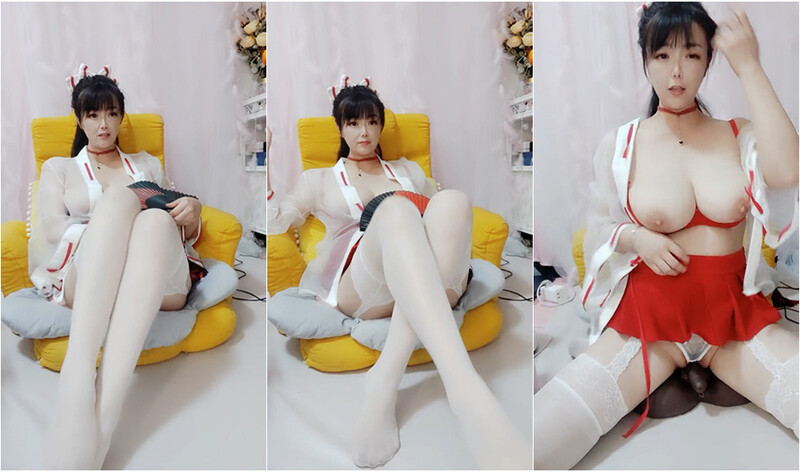 豐滿大奶肥美少婦CosPlay,白色絲襪穿上,奶大自然下垂,黑人尺寸玩具抽送}