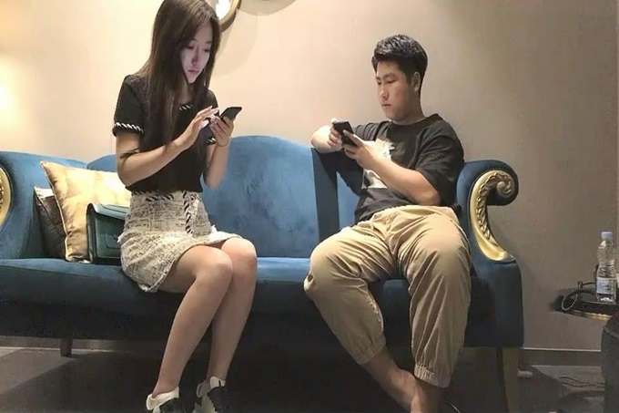 极品女神级长发美女,各种动作狂干就是射不出来,体力透支只能让打手枪.国语!}