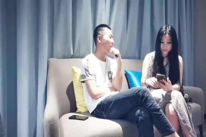 2800元约了位刚新婚没多久就出来兼职援交的美少妇,说：在家闲着没事出来做,逼也爽了,钱也赚了}