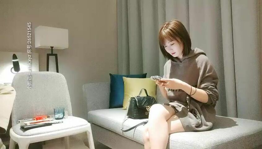 卫衣短发妹子，长相不错笑起来甜美，深喉口交招牌动作抬腿侧入大力猛操}