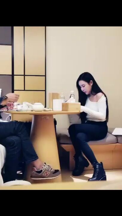 高颜值外围妹子，沙发舔奶调情口交大力猛操高清拍摄}