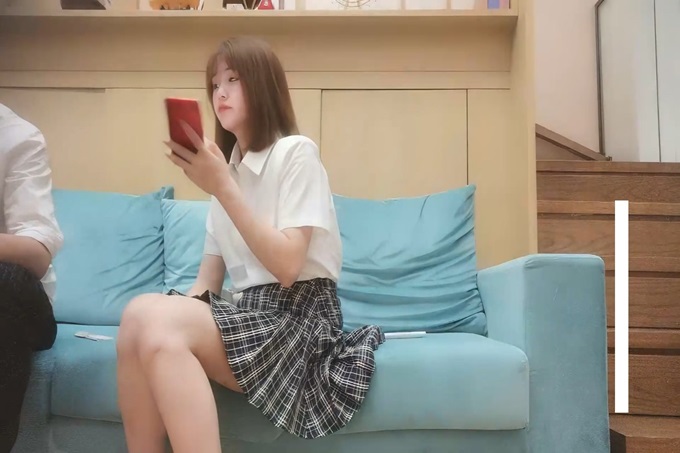非常嫩清纯短发学生妹衬衣短裙，脱光光调情坐在腿上摸逼闭眼享受}