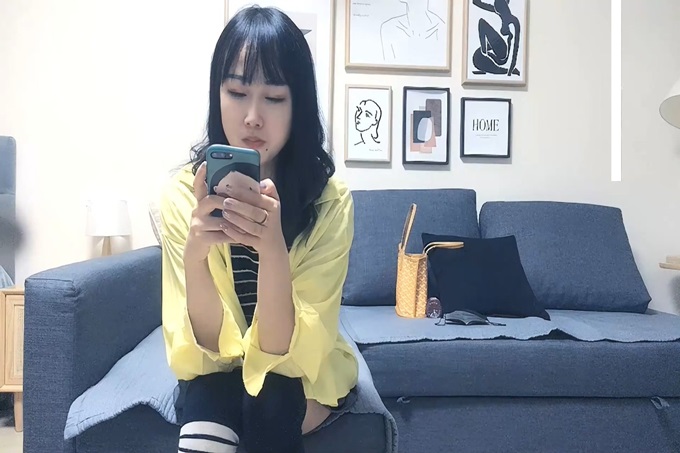 甜美性感妹子，穿上黑丝翘屁股掰穴站立后入猛操}