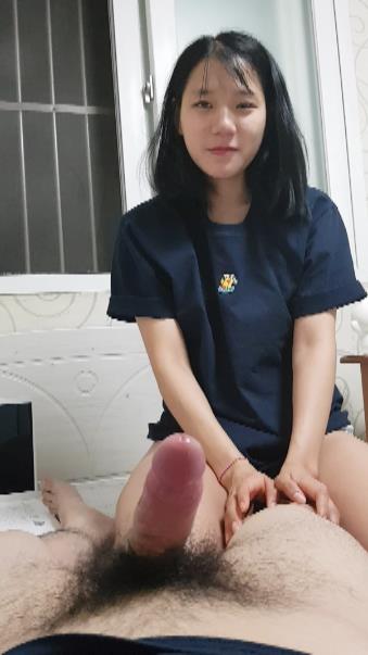 韩裔大学妹自拍流出 可爱脸蛋灵动大眼少女 认真给男友口交服务 大屌操美逼}