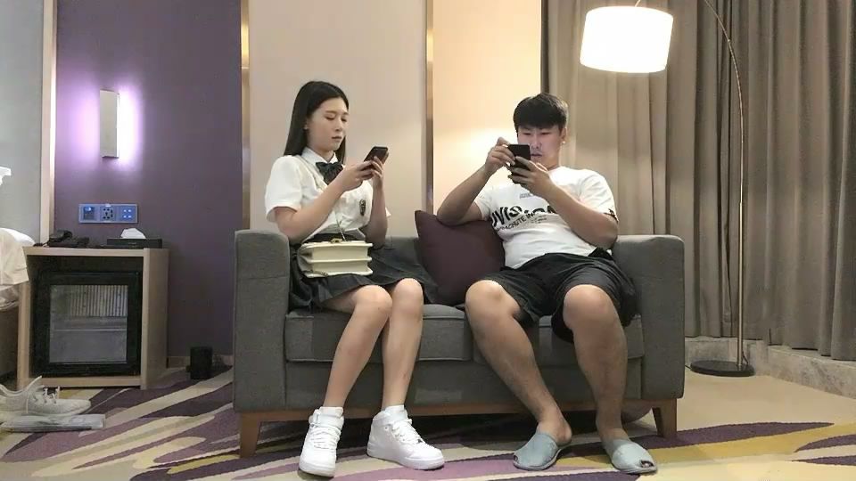 白衣短裙性感外围女啪啪,2人从小沙发上一直玩到床上,激烈抽插.淫叫}