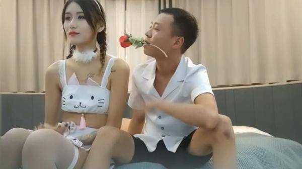长相清纯扎着两个辫子萌妹啪啪，换上可爱情趣装骑乘猛操}