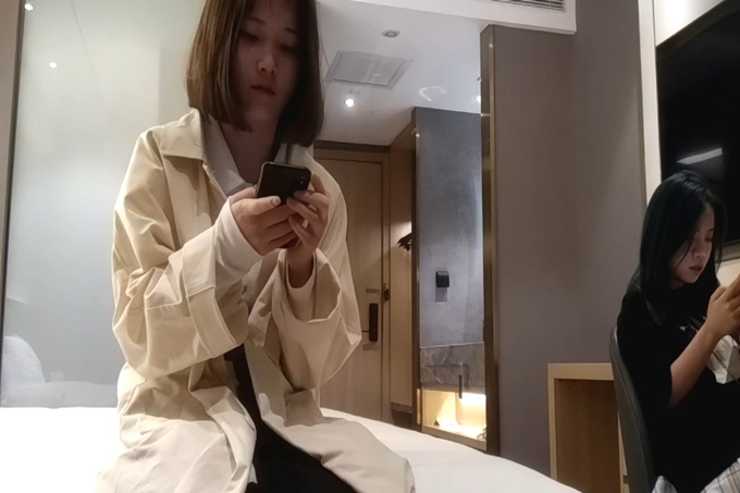 约两个小萝莉上门，选中短发小萌妹，乖巧听话抠穴抽插花式展示}