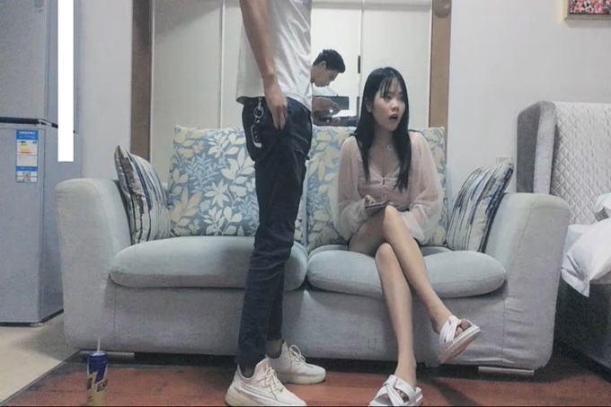 粉嫩小萝莉，身材苗条胸不小，沙发上抠穴狂插，干哭了}