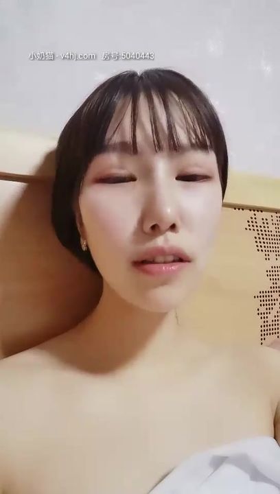 新人学妹颜值不错妹子和炮友居家啪啪，特写手指扣弄深喉口交上位骑乘抽插