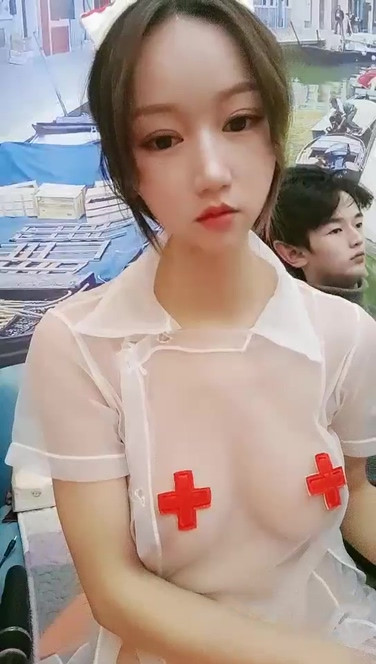 韩奶儿高颜值甜美妹子和小男友互玩，近距离特写大黑牛掰穴震动玩弄呻吟娇喘}