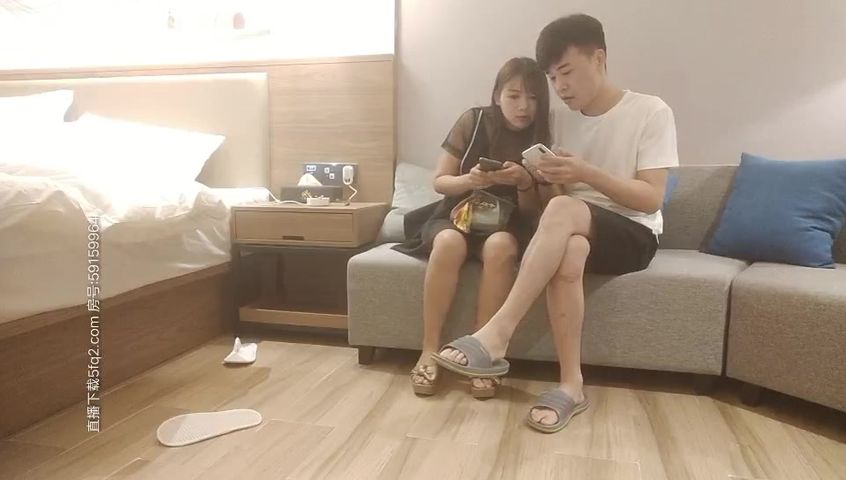 微信外围群约炮外表清纯连衣裙美女小米服务不错很热情主动临近高潮时销魂淫叫好硬用力}
