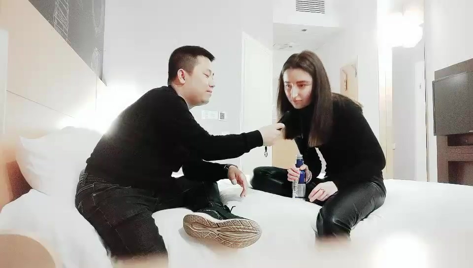 黑衣皮裤国外妹子啪啪，口交舔弄抱着大力猛操上位骑坐后入抽插}