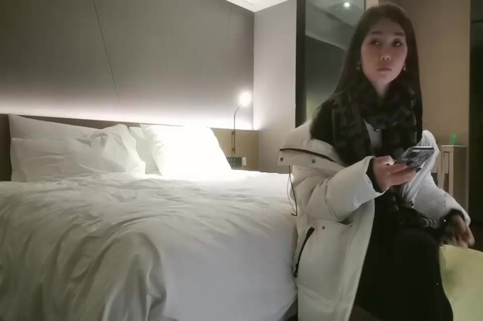 白色外套高颜值妹子啪啪，穿上睡衣舔弄口交骑坐后入大力猛操}