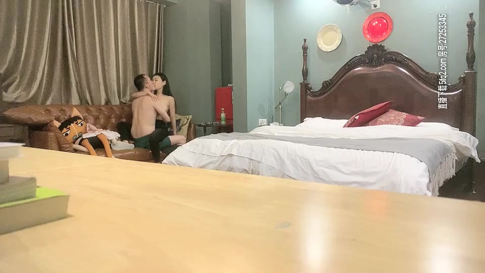 酒店公寓高价网约外围身高160性格活泼开朗小美女洋洋服务上流人瘦奶大急不可待沙发上就开始搞被夸奖J8好大}