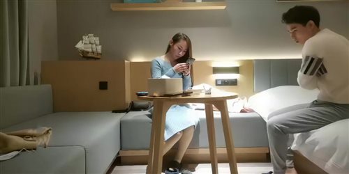 外套长裙苗条妹子啪啪，口交舔弄上位骑坐后入大力抽插猛操}