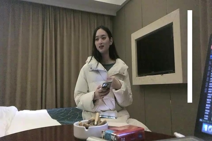 白色外套苗条身材妹子啪啪，翘起屁股口交上位骑坐后入大力猛操}